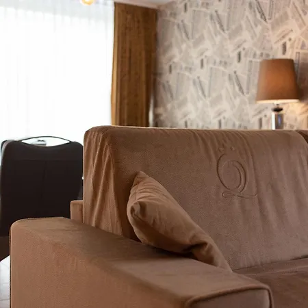 Adriana-the Queen Luxury Living *